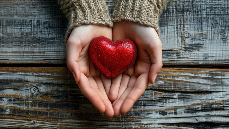 Love heart Holding hands Wallpaper