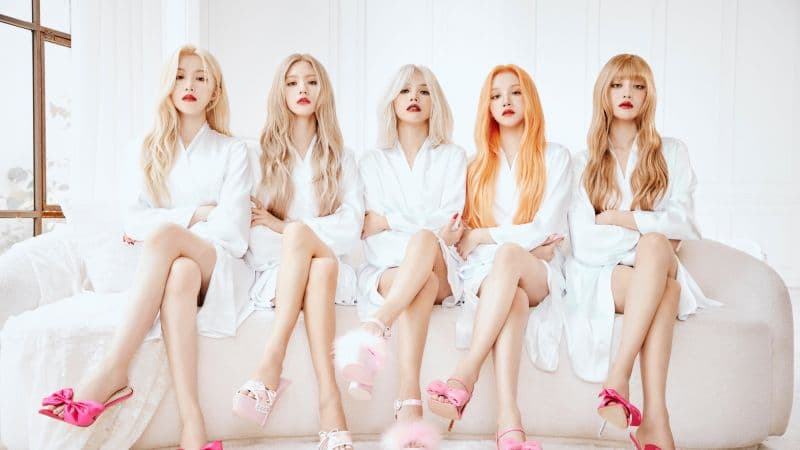 (G)I-dle White aesthetic Wallpaper