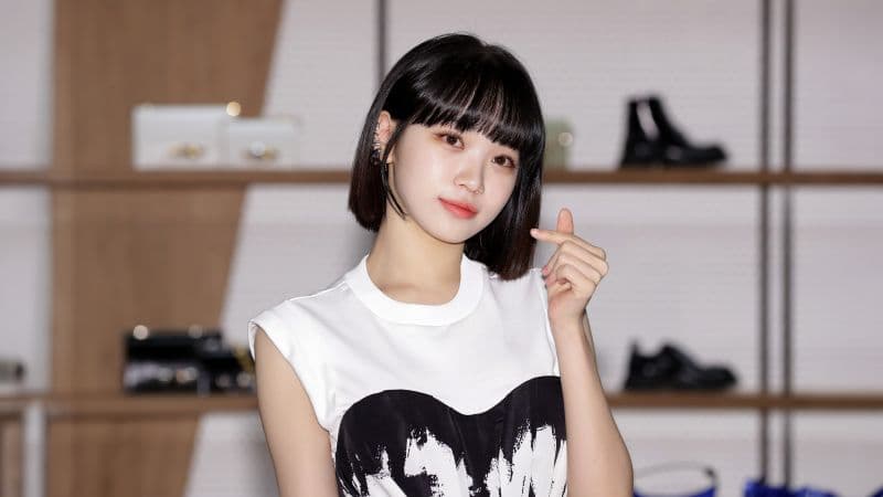 Kim Chaewon Finger heart Wallpaper