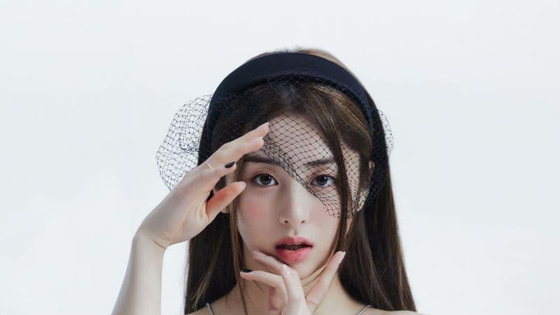 Huh Yunjin Portrait Wallpaper