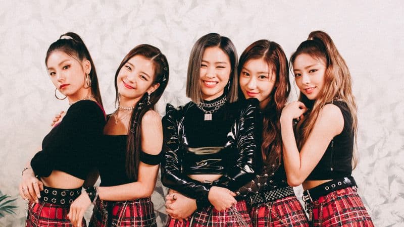 ITZY K-pop singers Wallpaper