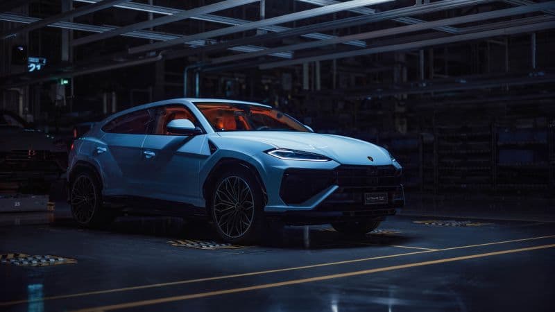 Lamborghini Urus SE 8K Wallpaper
