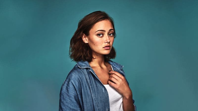 Ella Purnell Pastel cyan Wallpaper