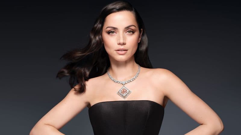 Ana de Armas Jewellery Wallpaper
