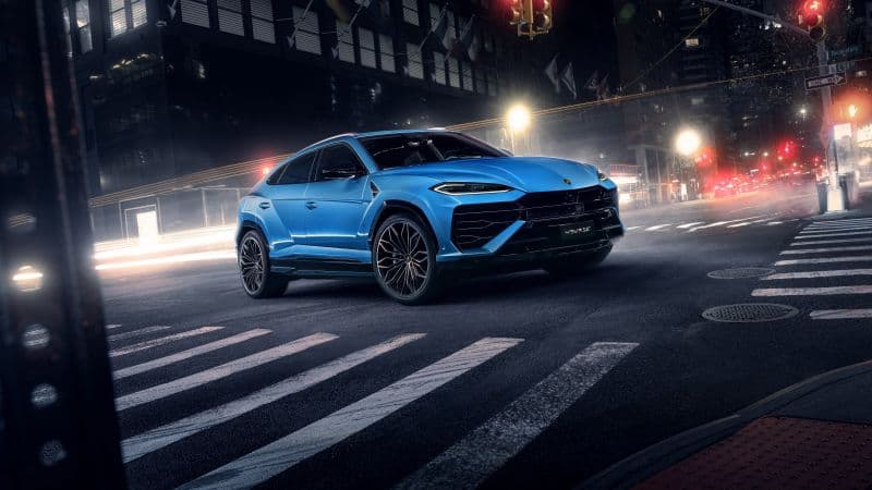 Lamborghini Urus SE City street Wallpaper