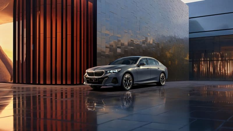 BMW i5 eDrive40L M Sport 2024 Wallpaper