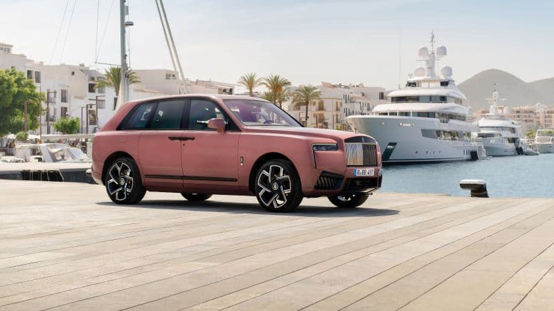 Rolls-Royce Cullinan Black Badge 2024 Wallpaper