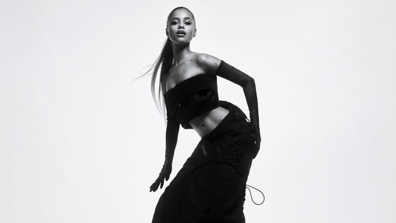 Tyla Black and White Wallpaper