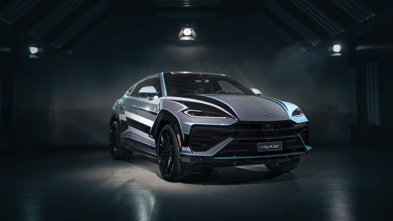 Lamborghini Urus SE Dark background Wallpaper