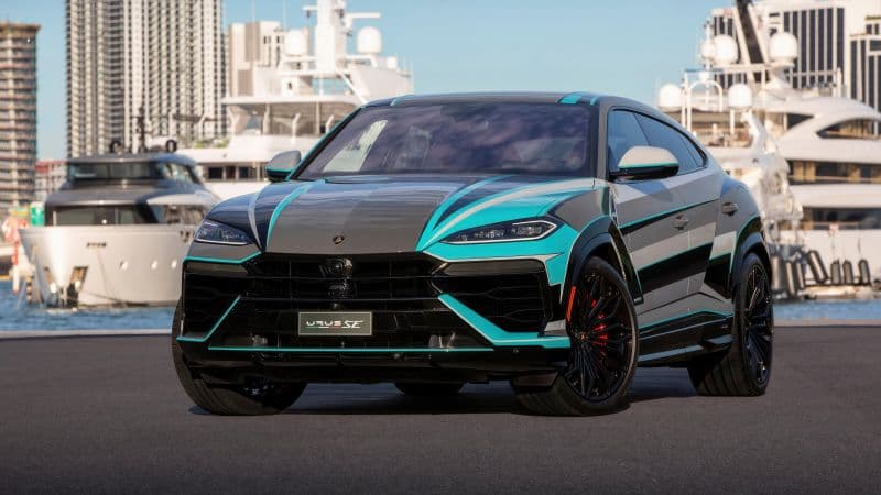 Lamborghini Urus SE Miami Wallpaper