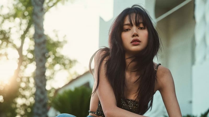 Lisa Outdoor Wallpaper