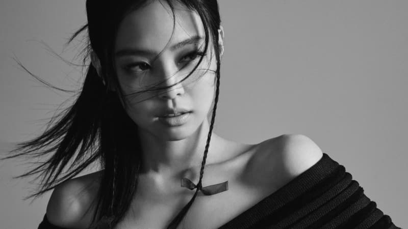 Jennie Black and White Wallpaper