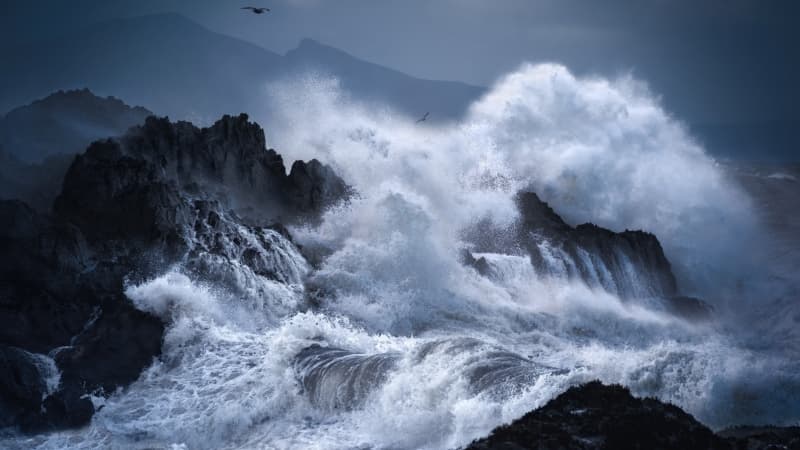Stormy Waves Wallpaper