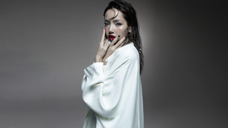 Lisa Grey background Wallpaper