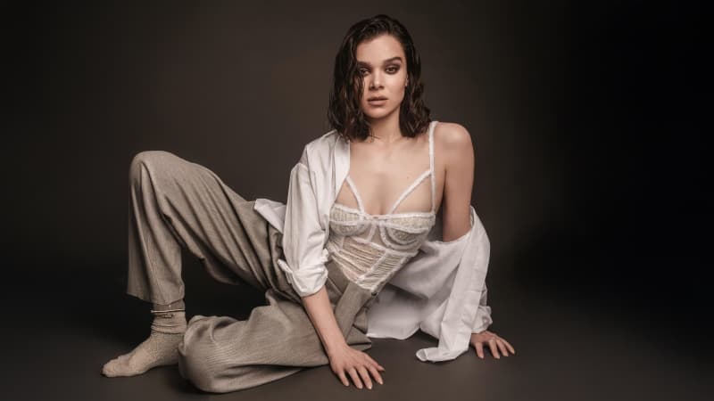 Hailee Steinfeld Fashion Wallpaper