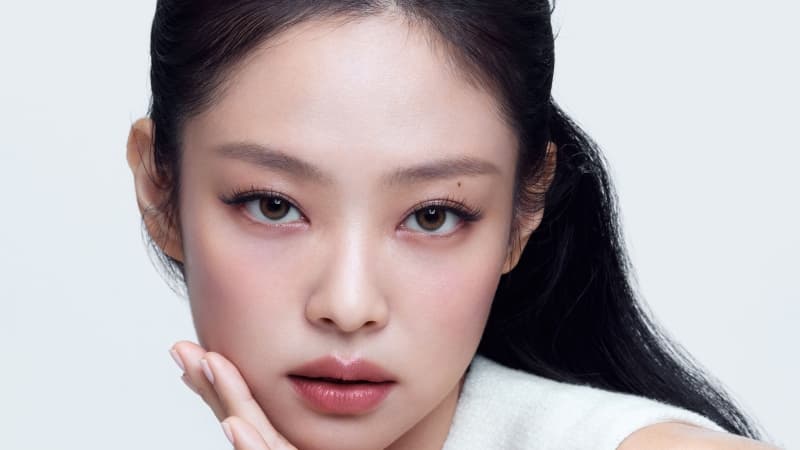 Jennie White background Wallpaper