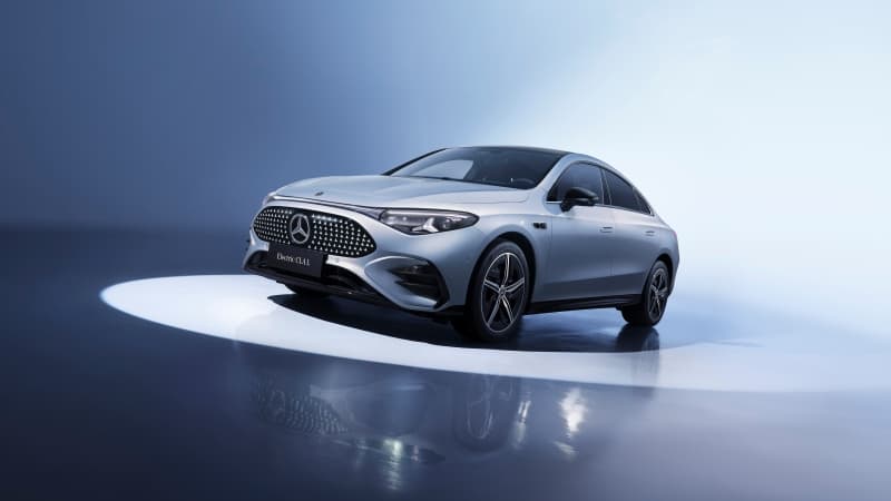 Mercedes-Benz CLA 300 L 2025 Wallpaper