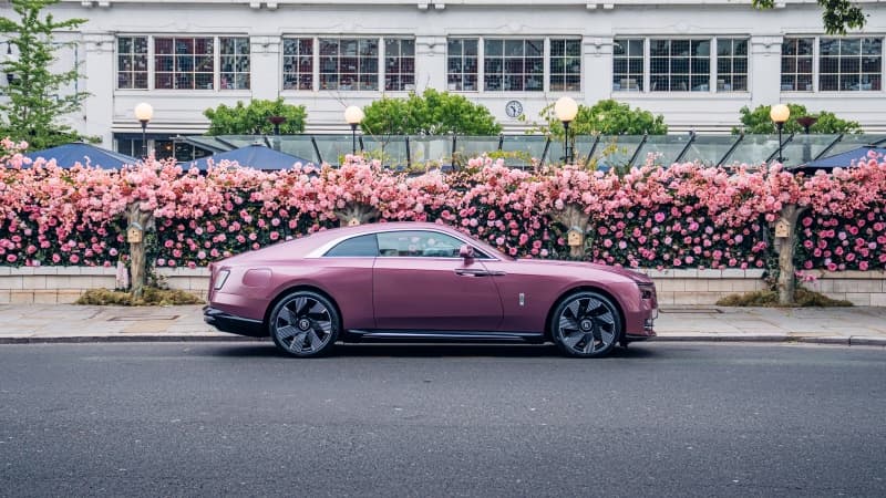 Rolls-Royce Spectre Floral Art In Chelsea Wallpaper