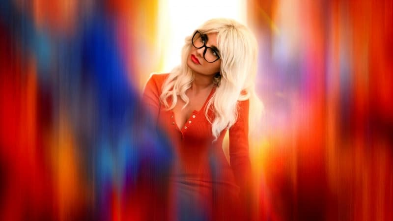 Mikaela Hoover Cat Grant Wallpaper