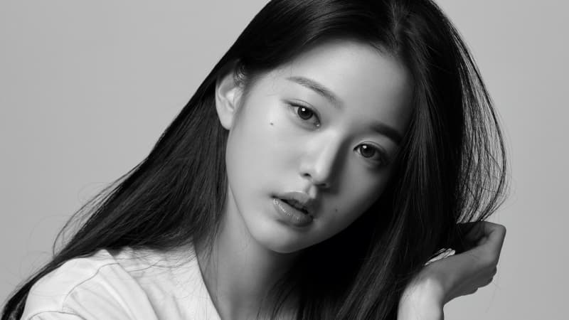 Jang Wonyoung Monochrome Wallpaper