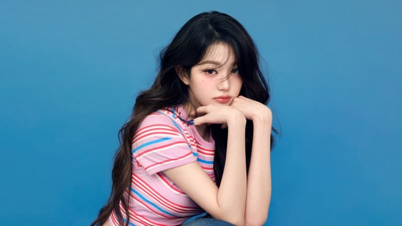 Jang Wonyoung Blue background Wallpaper