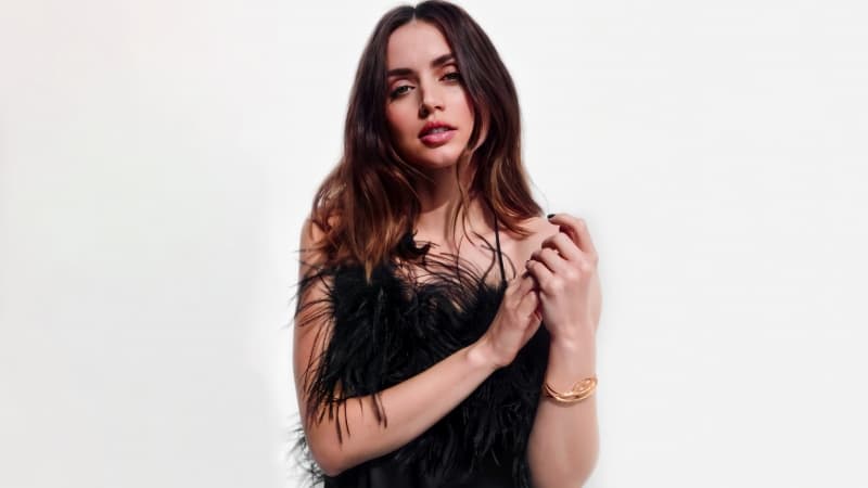Ana de Armas White aesthetic Wallpaper