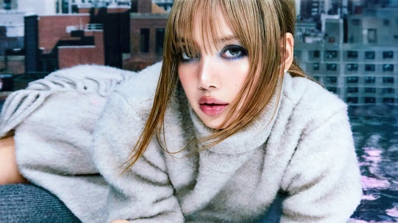 Lisa Turtleneck Wallpaper