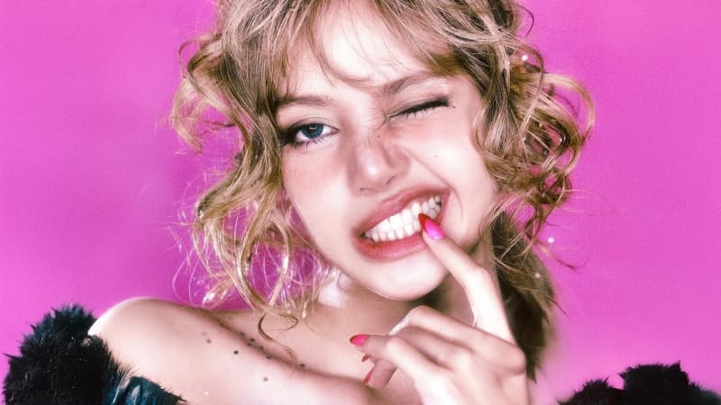 Lisa Marie Claire Korea Wallpaper