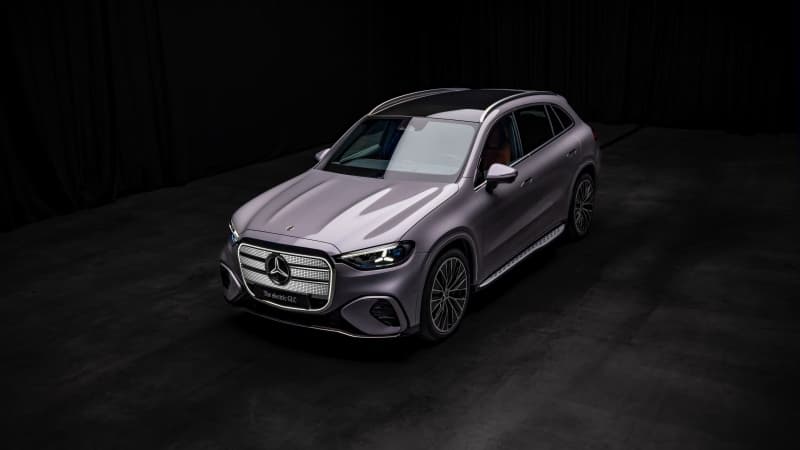 Mercedes-Benz GLC 400 8K Wallpaper