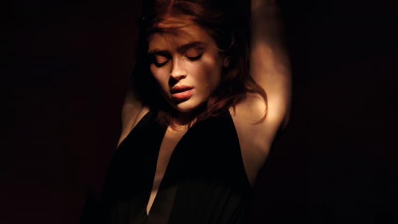 Sadie Sink Dark background Wallpaper