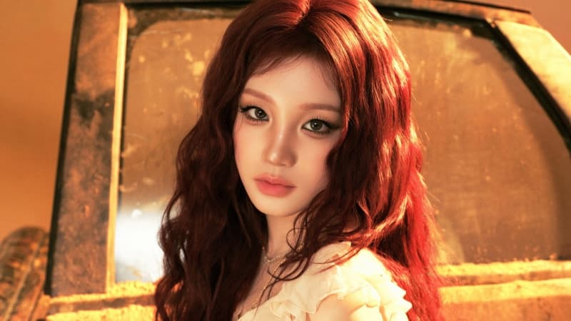 Yuqi Portrait Wallpaper