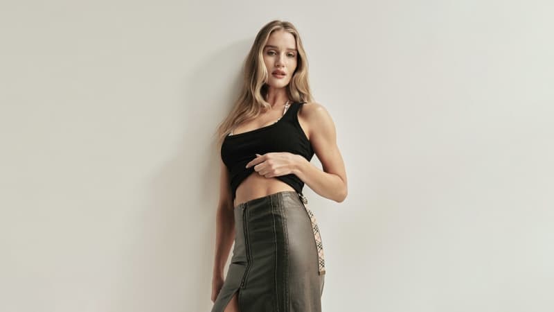 Rosie Huntington-Whiteley 8K Wallpaper
