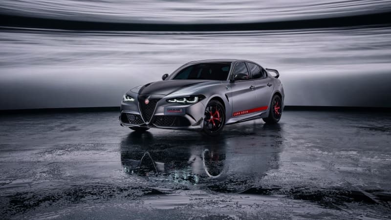 Alfa Romeo Giulia Quadrifoglio Luna Rossa Wallpaper
