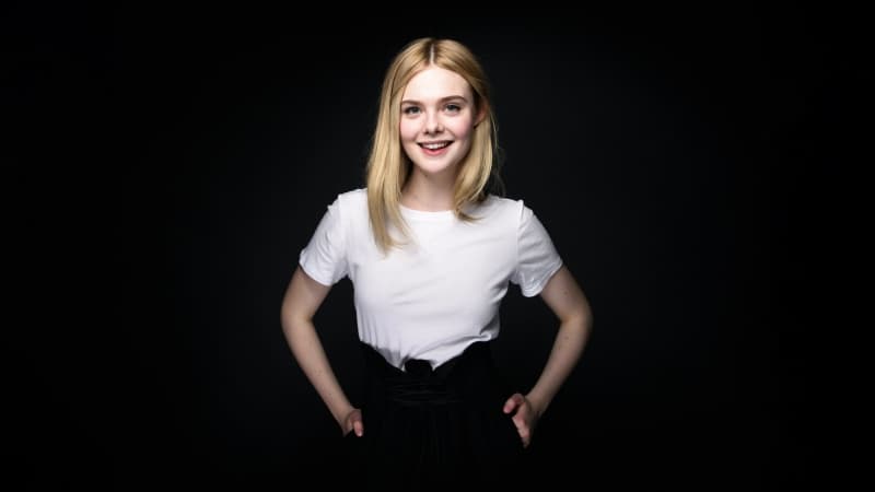 Elle Fanning Dark background Wallpaper