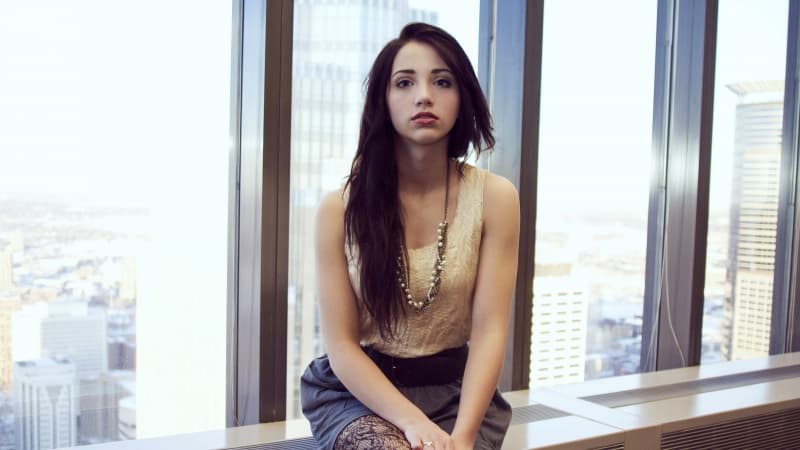 Emily Rudd Teen girl Wallpaper
