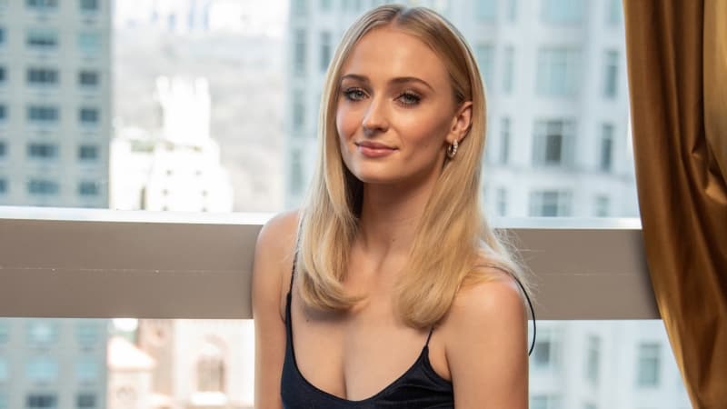 Sophie Turner Smiling Wallpaper