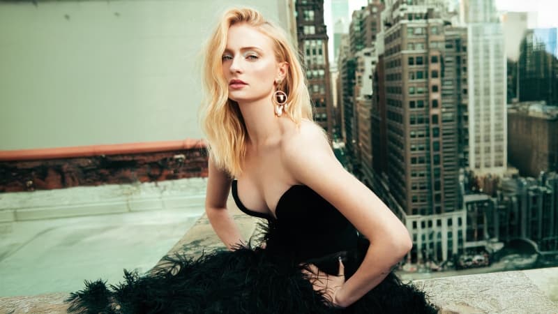 Sophie Turner Black dress Wallpaper