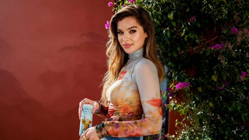 Hailee Steinfeld Cocktail Wallpaper