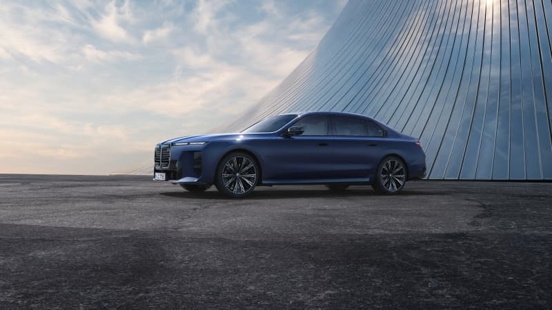 BMW M760e xDrive 2026 Wallpaper