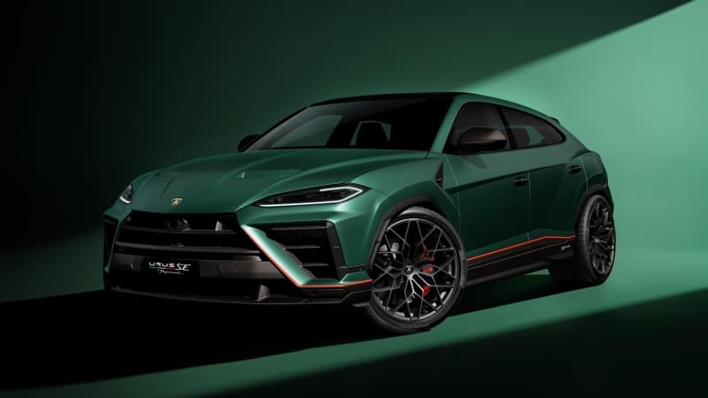 Lamborghini Urus SE Performante Green background Wallpaper
