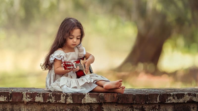Cute Girl Playing guitar Wallpaper