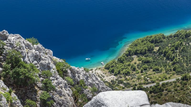 Cliff Floating boats Wallpaper