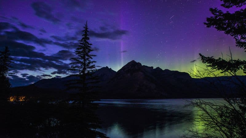 Lake Minnewanka Aurora Borealis Wallpaper