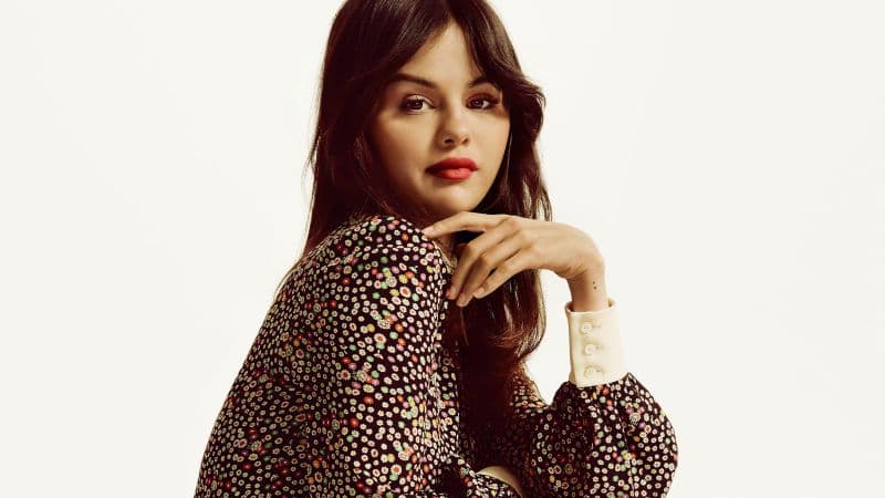 Selena Gomez White background Wallpaper