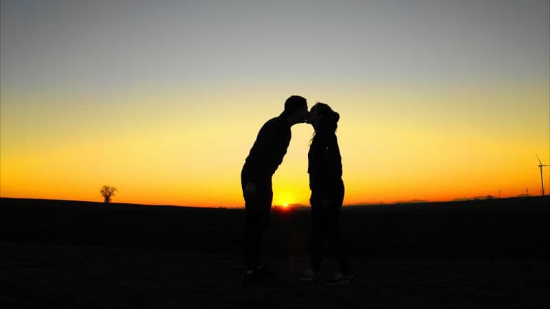 Kissing couple Silhouette Wallpaper