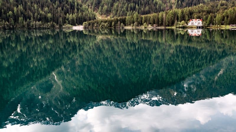 Scenic Mountain lake Wallpaper