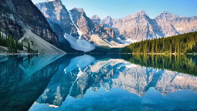 Moraine Lake Scenery Wallpaper