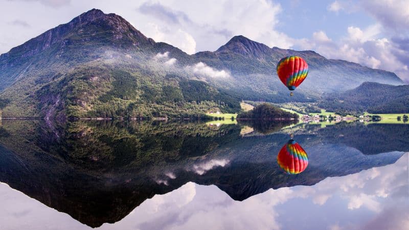 Hot air balloon Mountain View Wallpaper