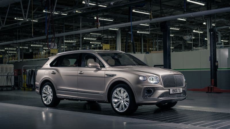 Bentley Bentayga EWB Azure 8K Wallpaper