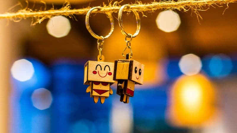 Box Man couple key chain Hanging Wallpaper